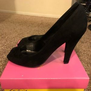 Black suede pumps/heels